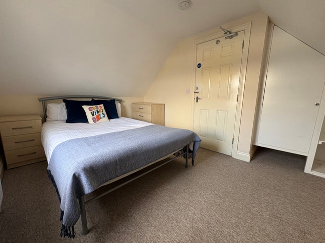 Large Communal Garden - 50% off first months rent Main Photo