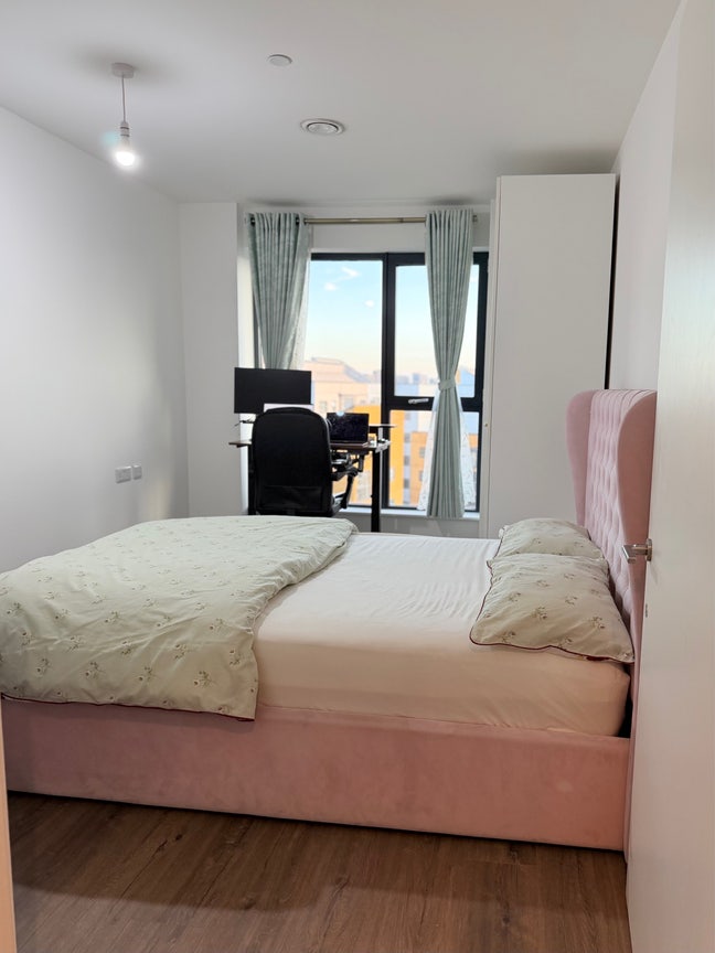 Super-King-Size Room in Modern Flat | E3 Main Photo