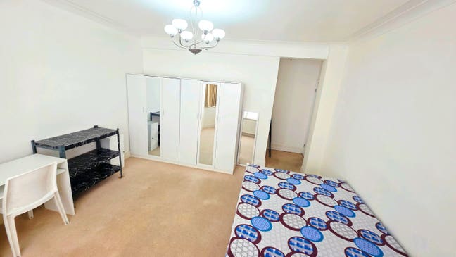 Double room - 2min Walk from Newbury Park Station Main Photo