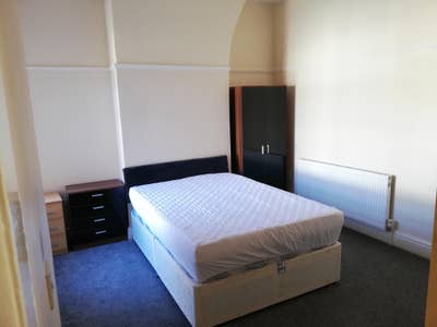 Double Room in Spacious 4-Bed House Share Main Photo