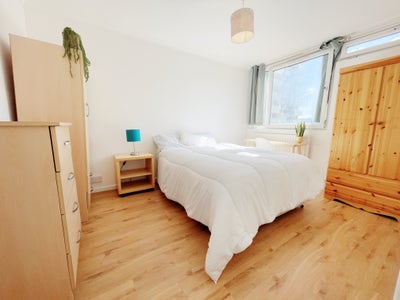 Sunny Double Room | 5 min to Aldgate East Main Photo