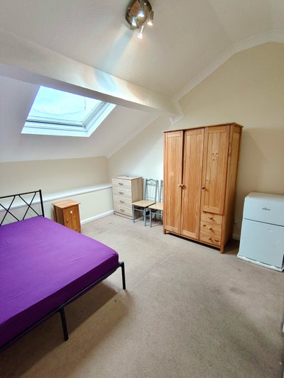 Lovely Room in Stratford Area+Couple Welcome Main Photo