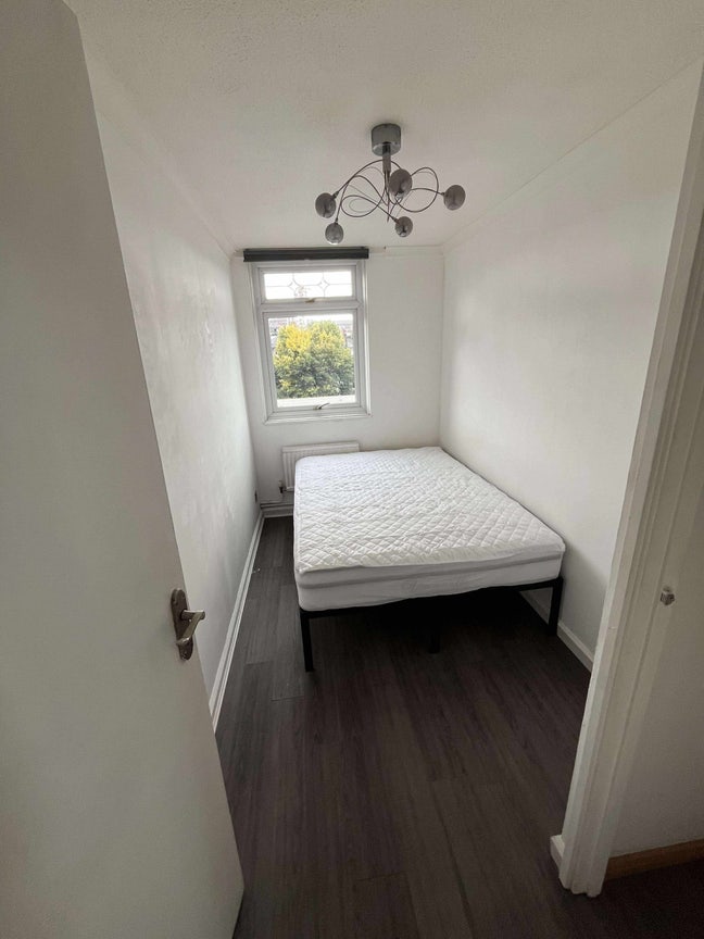 Short Term room in Bow  Main Photo