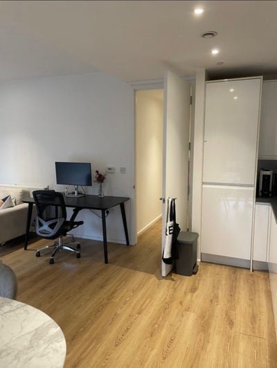 Bright double room in modern flat SW11 Main Photo