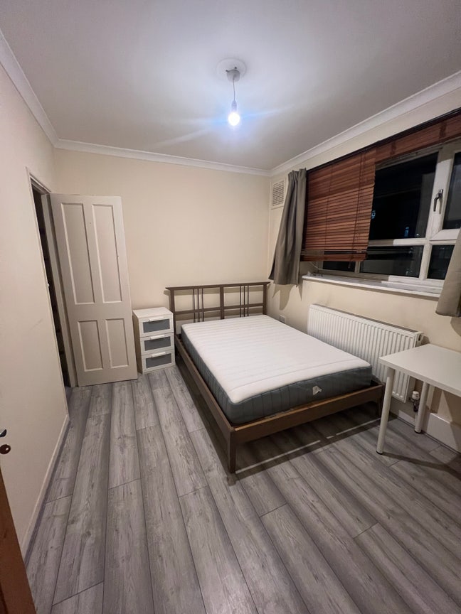 3 double bedrooms near Nine elms station! (50Char) Main Photo