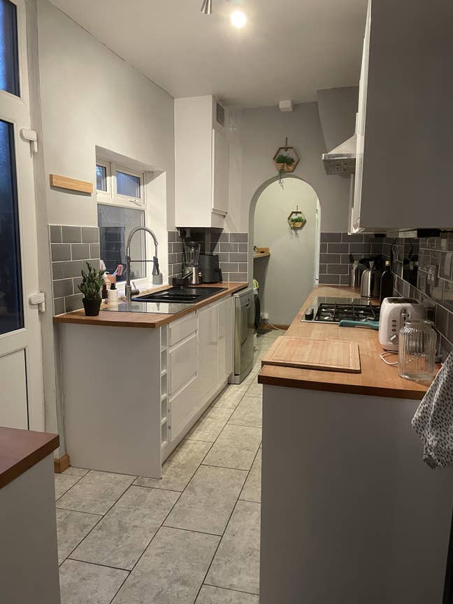 2 Spacious Rooms in End Terraced House Main Photo