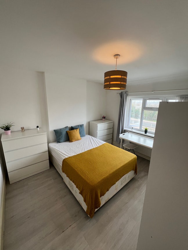 Super Cheap Double Close to Hendon-Available Now Main Photo