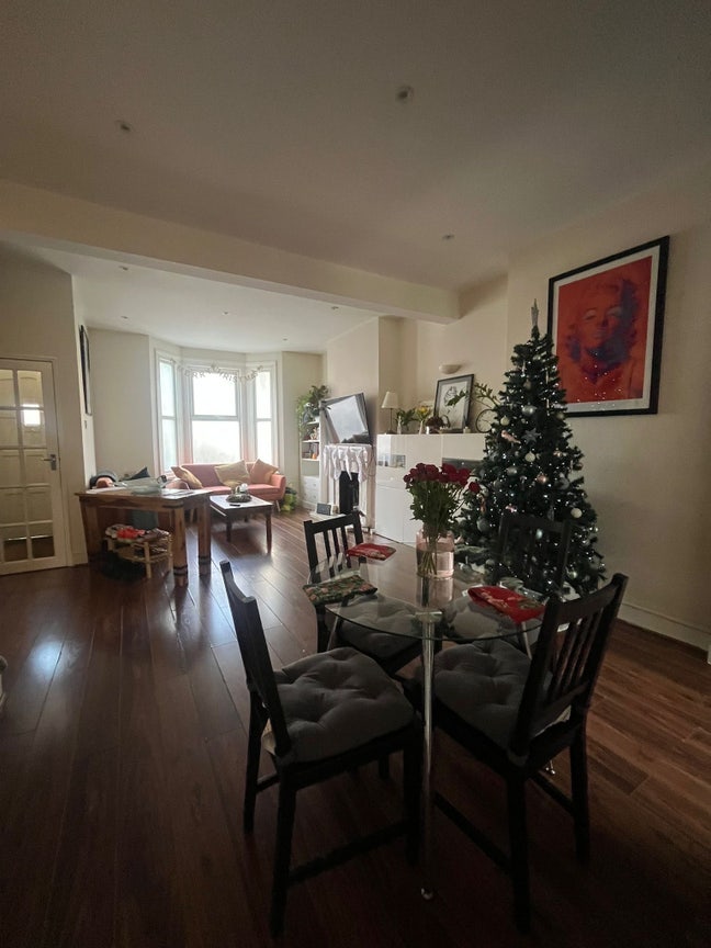 Room available in beautiful home with bills Main Photo