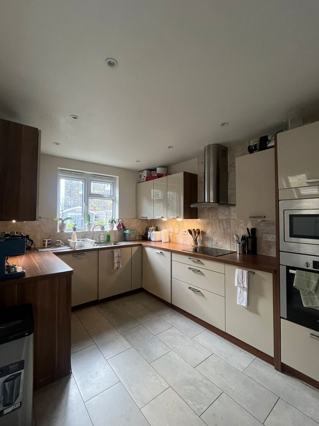 Room available in beautiful home with bills Main Photo