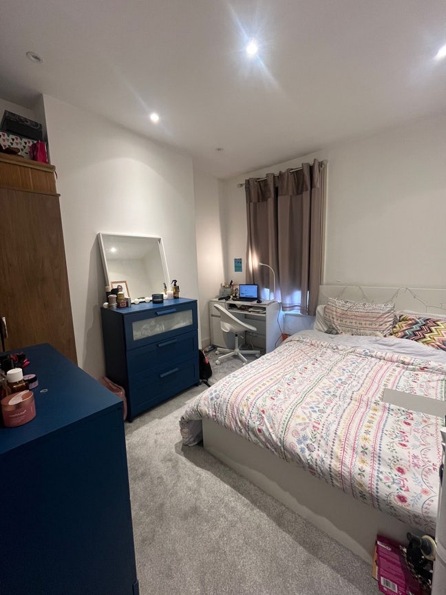 Room available in beautiful home with bills Main Photo