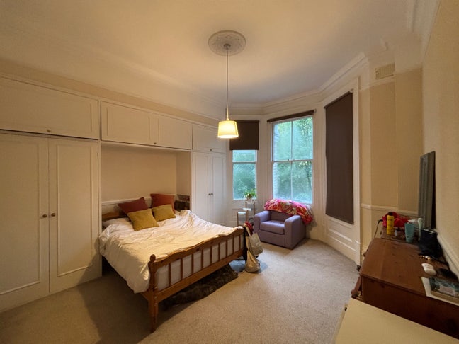 One double bedroom available  Main Photo