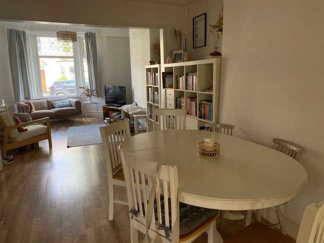 Large unfurnished room in a beautiful home Main Photo