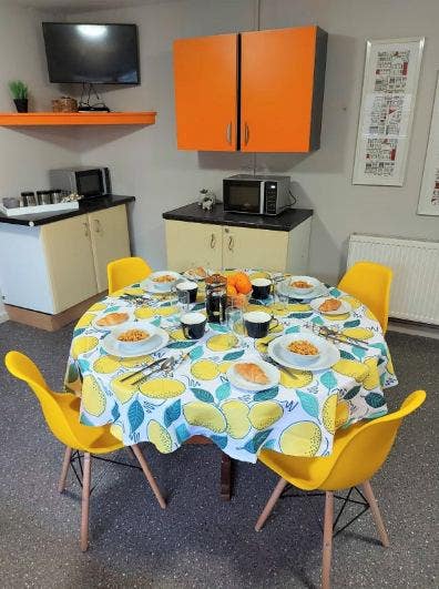 3 Rooms Available Close to the town center Main Photo