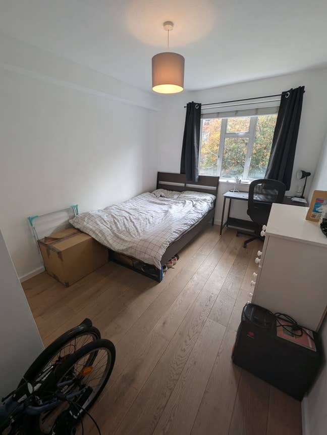 Large Double Room (All Bills Inc. - Zone 1/2) Main Photo