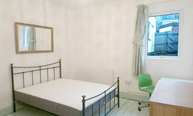 Double room available in spacious house Main Photo