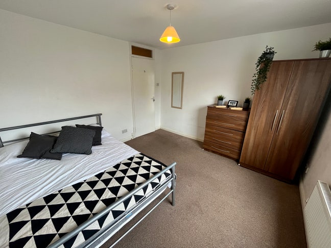 SW17 Ensuite-Reposit Available-3 Min Walk to Train Main Photo