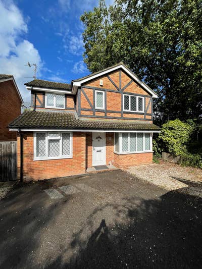 Double Room in Great Detached House in Winnersh Main Photo