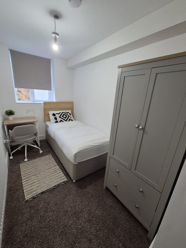 Ground floor room, in modern shared home, BL9 Bury Main Photo