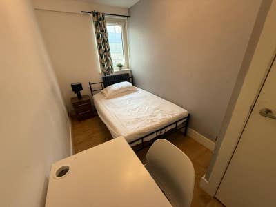 Semi-Double Bedroom Available In Westferry E14 Main Photo