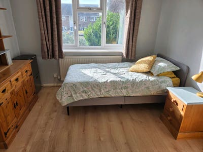 Spacious bedroom Main Photo