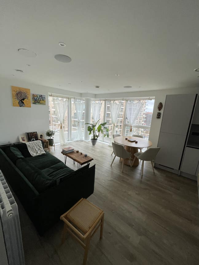 Luxury 2-Bed Flat with Gym Near Train Station Main Photo