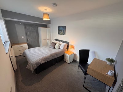 Quiet En Suite Room in Well-Managed House Main Photo