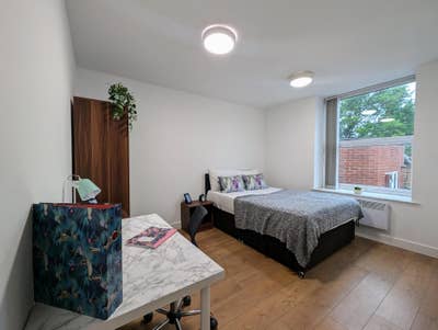 Three bedroom apartment in the Heart of Headingley Main Photo