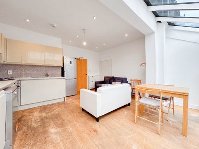 A spacious 5 bedroom terraced house in E17 Main Photo