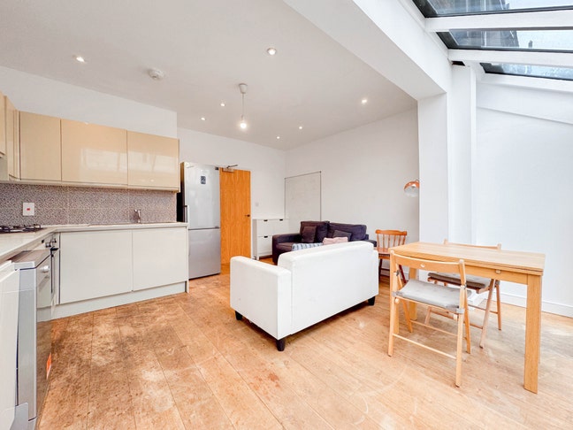 A spacious 5 bedroom terraced house in E17 Main Photo