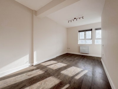 A stunning 2 bedroom flat in Mottingham, SE9 Main Photo