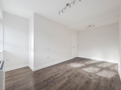 A stunning 2 bedroom flat in Mottingham, SE9 Main Photo
