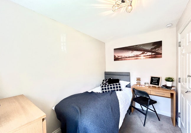 Only a Short Drive 🚘to Shinfield Studios 📽️🎥
 Main Photo