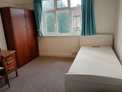 A spacious clean double room  Main Photo