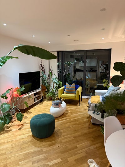 Room available in modern flat - Poplar  Main Photo