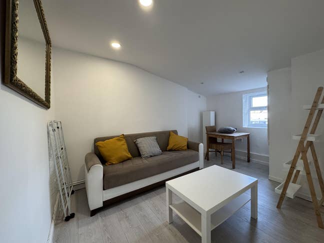 Modern and welcoming a double bedroom flat  Main Photo