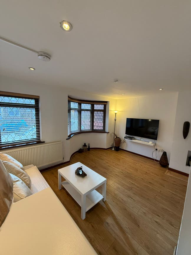 Spacious Big Single at Stratford Area Main Photo