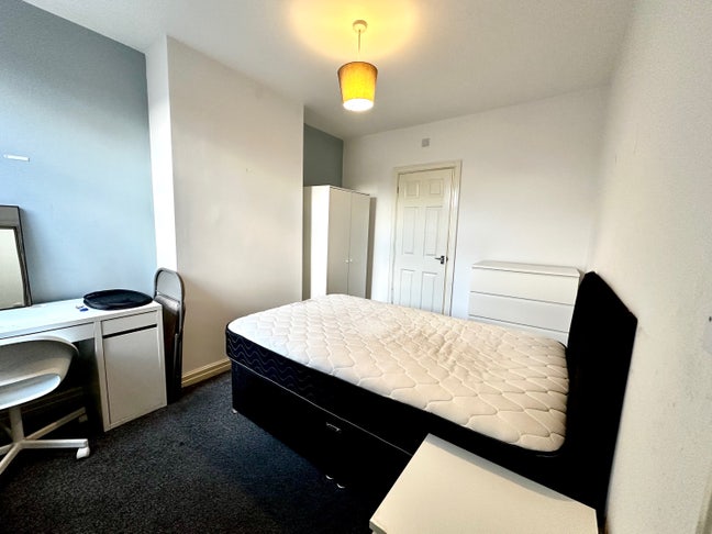 Upstairs Double Ensuite Room Main Photo