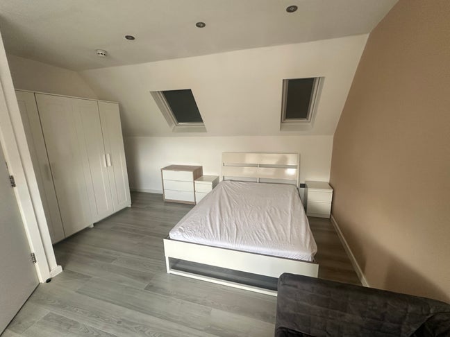 Large Loft ensuite Room for professionals ! Main Photo