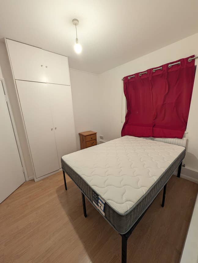 2 Bright Rooms *8 Mins to Stepney Green Station Main Photo