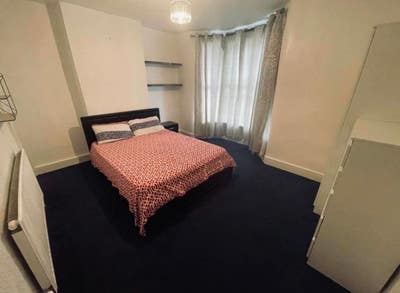 4 Bed House to Let - Barking IG11 7XF - £2700 Main Photo