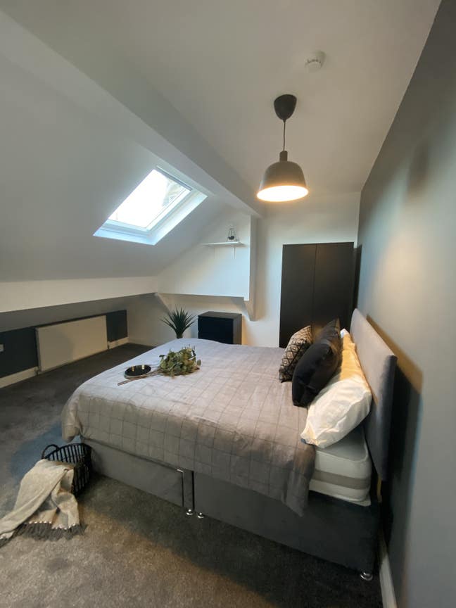 Beautiful House - Westover Rd next to Bramley Park Main Photo