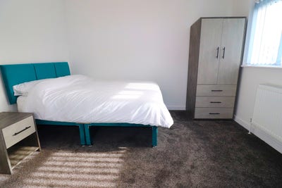 Double room with tv, sofa & en-suite bathroom Main Photo