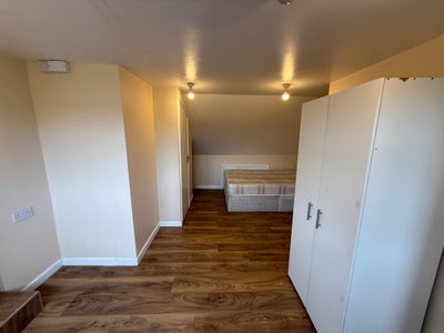 Modern Double Ensuite – 12min to Jubilee Main Photo