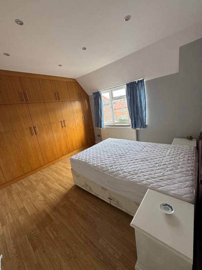 Extra Large new furnished rooms in burnt oat Main Photo