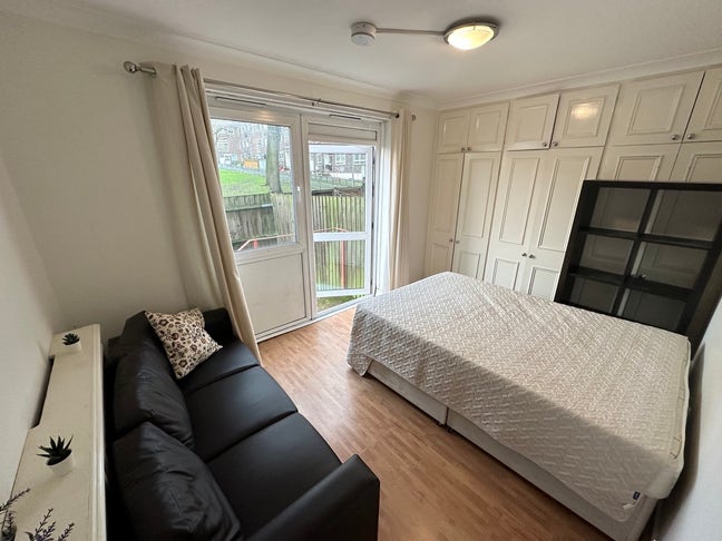 2 rooms/en suite in 4bed + lounge + garden Main Photo