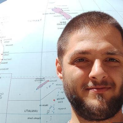 Professional Male seeks a single or double room Main Photo