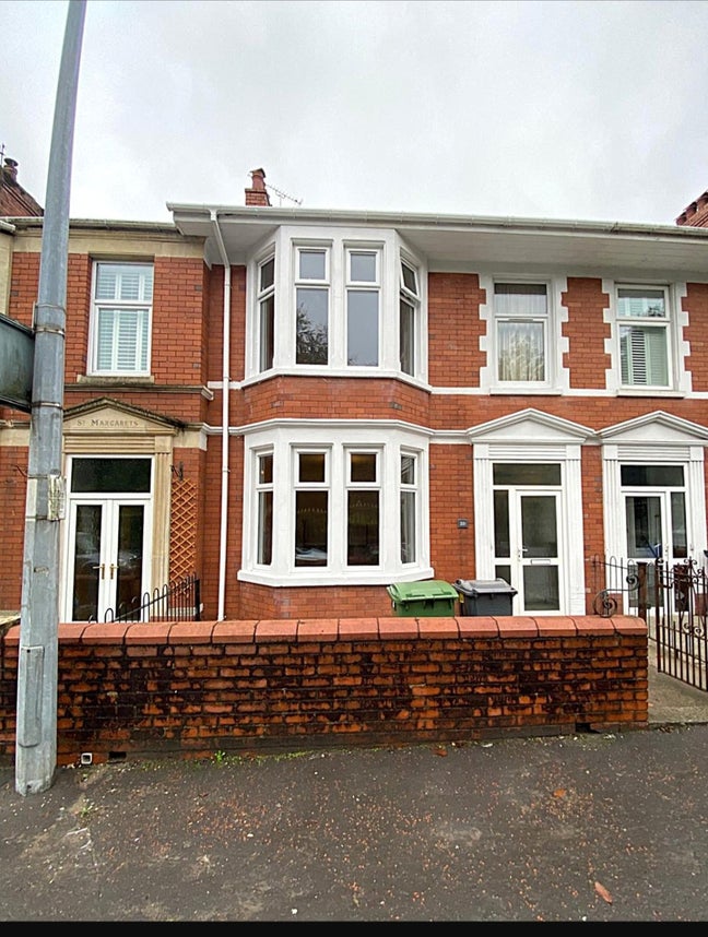 3 double rooms  and 2 single  rooms  available  Main Photo