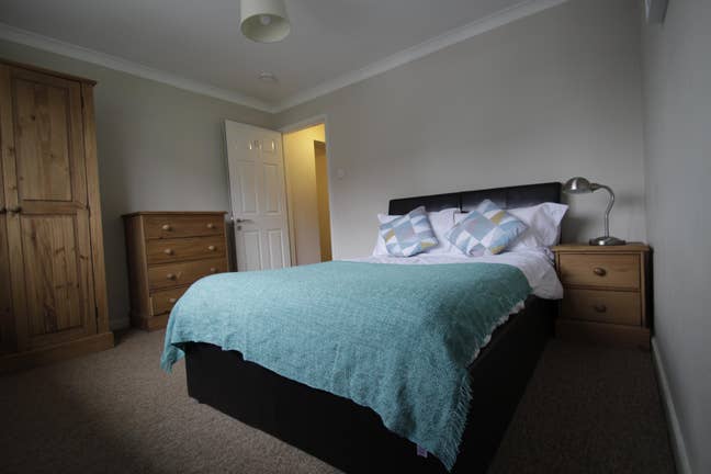 Spacious room available now! Main Photo