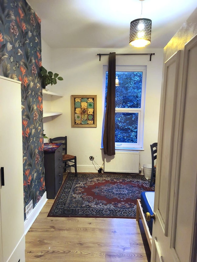 Newly decorated medium size room- GL ROAD Main Photo