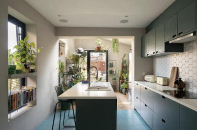 Spacious house in Tottenham Main Photo